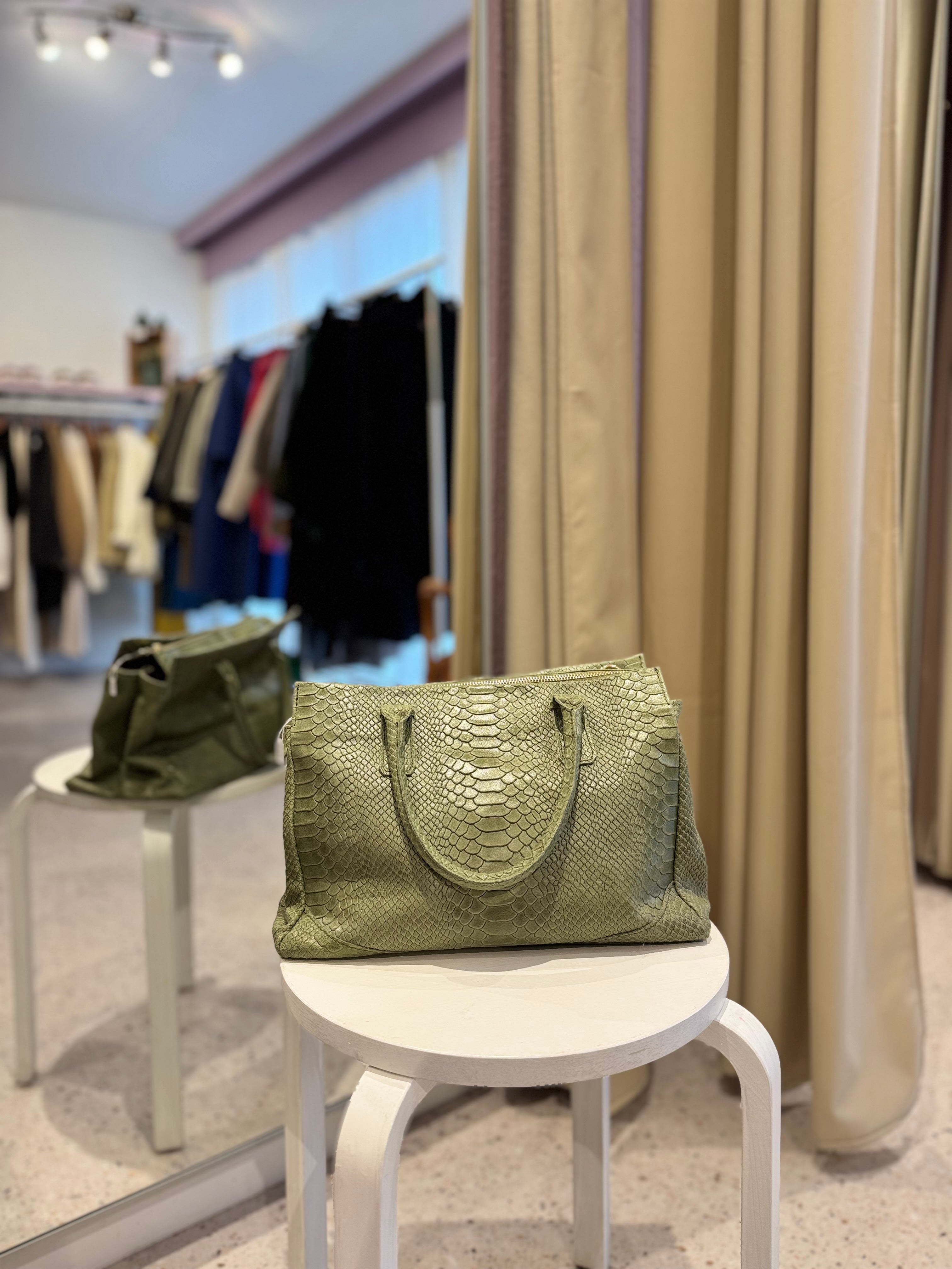 Khaki kroko