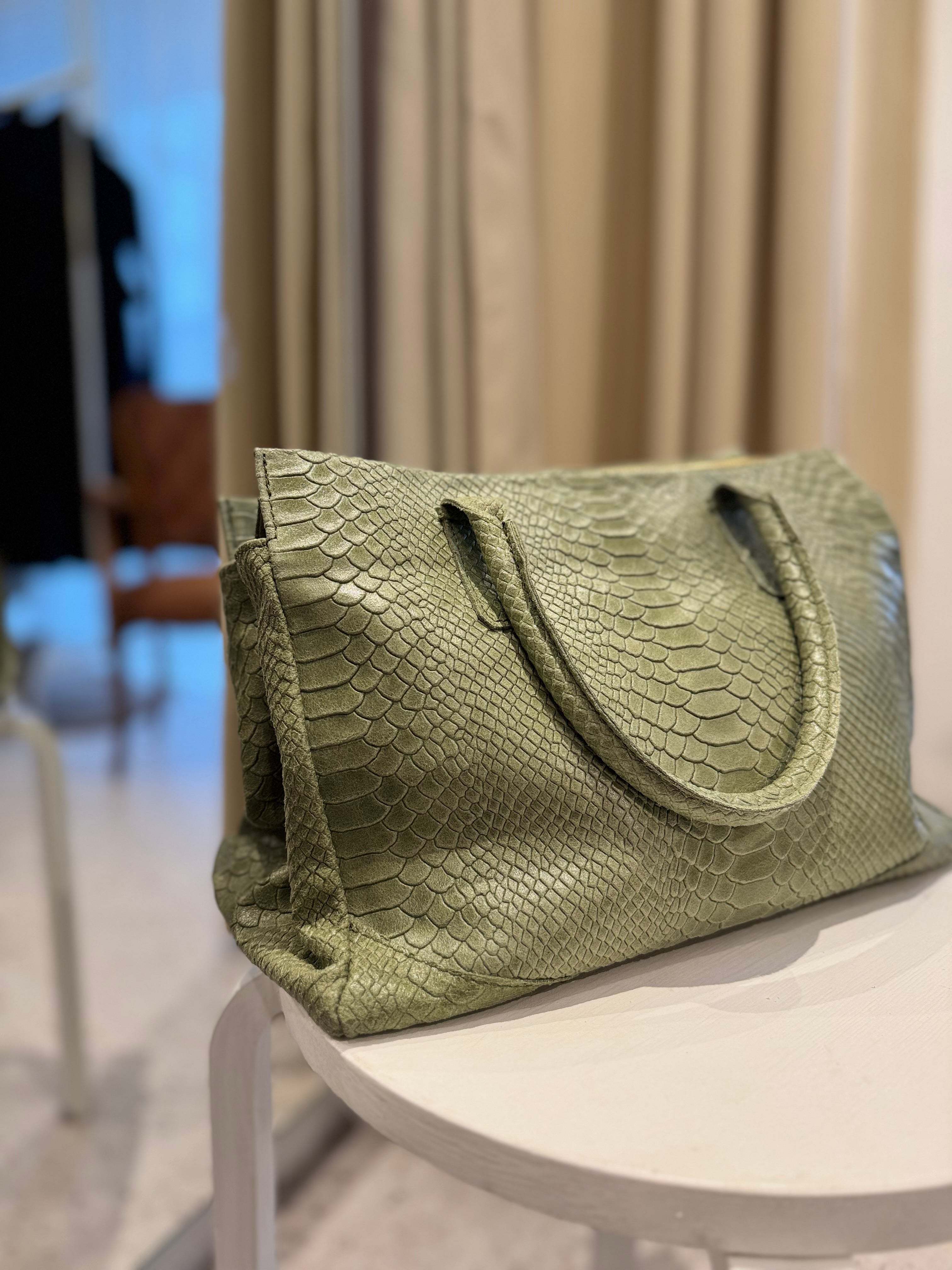 Khaki kroko